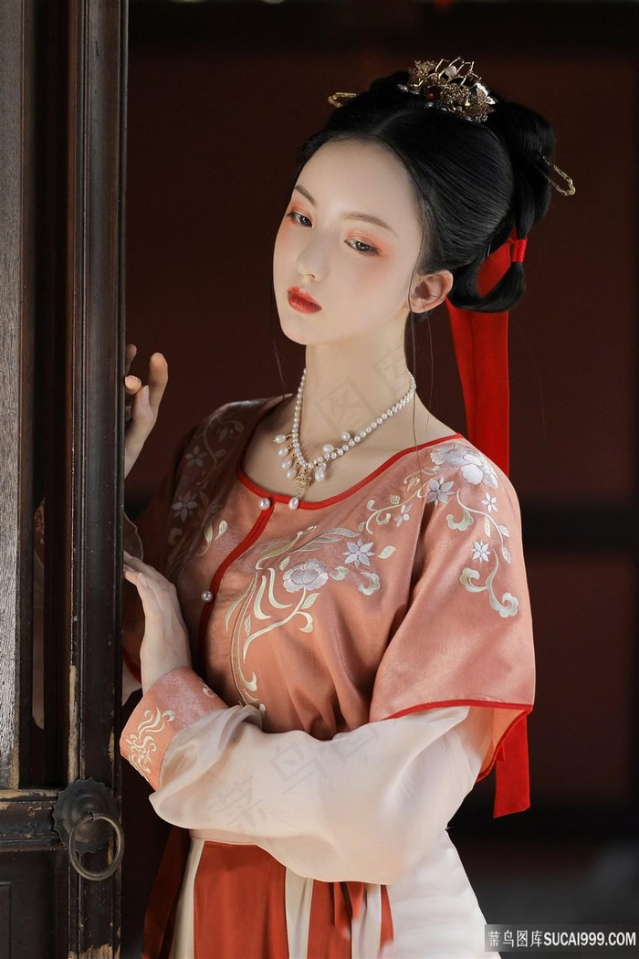 翘着光屁股趴在办公室